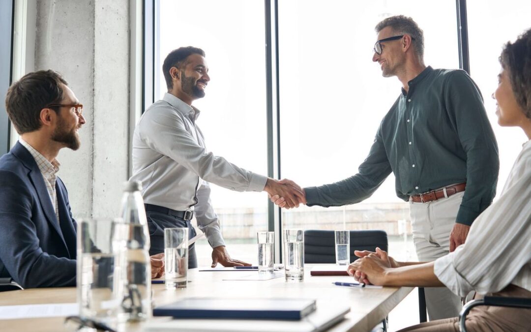 En el proceso de cierre, cada detalle cuenta. Saber reconocer cuándo necesitas apoyo y cómo implementarlo puede marcar la diferencia entre perder una venta o lograr el gran sí.